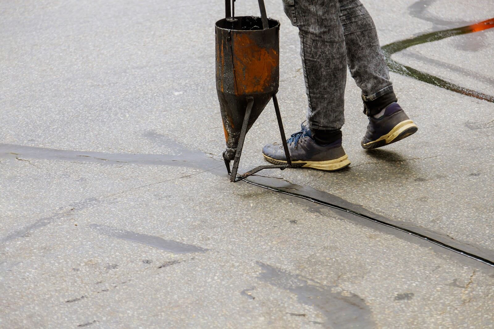 3 Ways A Driveway Sealing Company Can Help Your Business